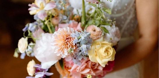 A moment for Matt & Em’s gorgeous pastel colourbomb wedding flowers. 